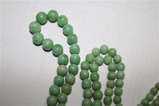 A single strand graduated jadeite bead necklace with 14ct gold clasp, 66cm.